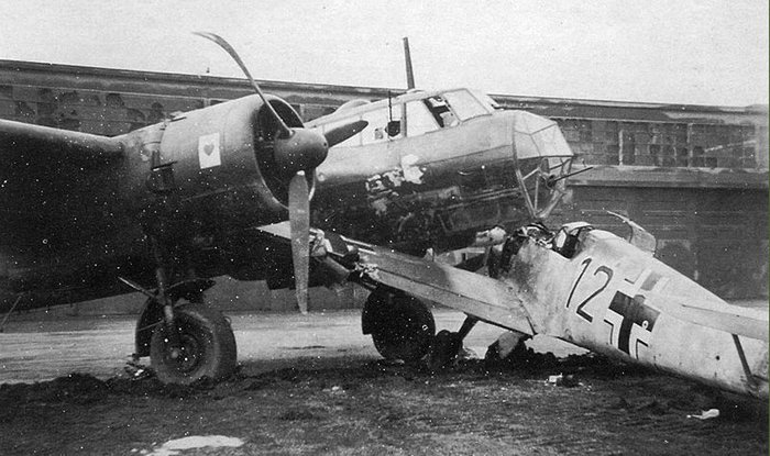 Dornier-Do-17-9.KG3-5K+xT-taxing-accident-with-a-Bf-109-Amsterdam-1940-01[1].jpg